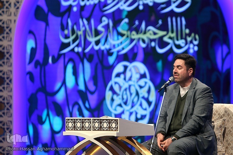 تلاوت قرآن در مسیر اربعین رنگ و بوی خاصی دارد + صوت