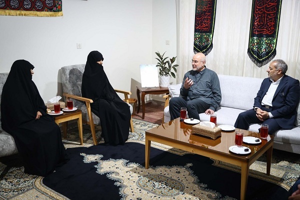 حضور رئیس مجلس در منزل سرلشکر شهید کاظمی حضور رئیس مجلس در منزل سرلشکر شهید کاظمی