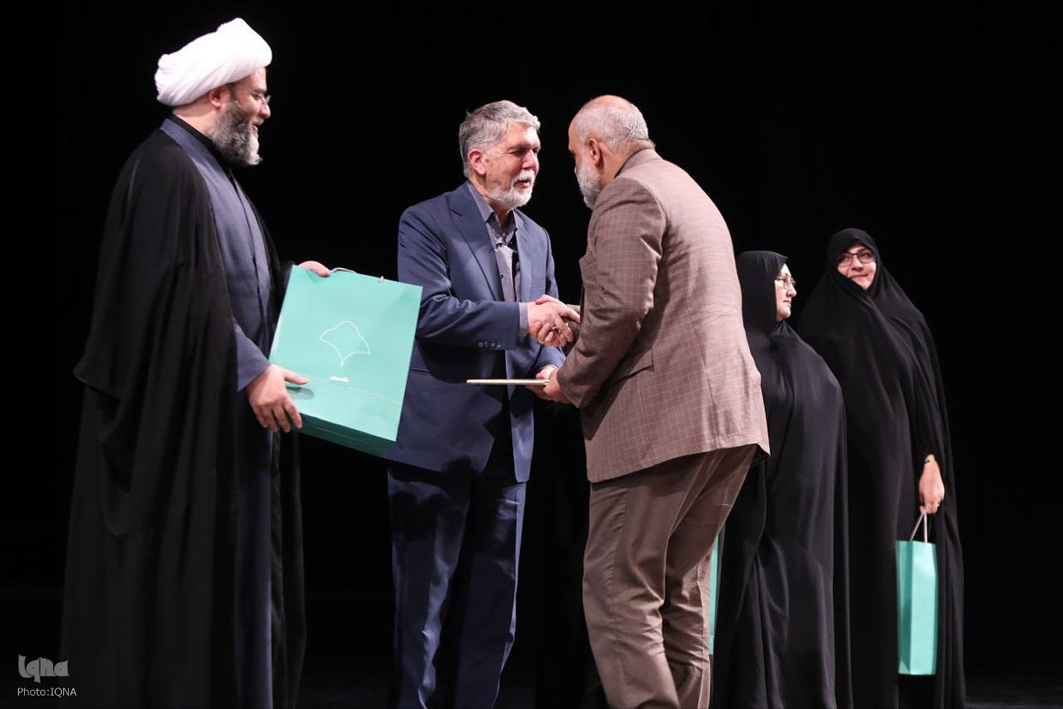 تقدیر وزیر ارشاد از خانواده شهدای علمی جنگ ۱۲ روزه