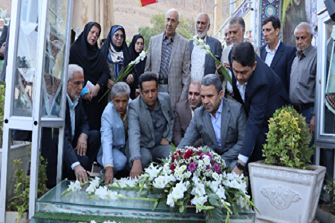 ادای احترام به مقام شامخ شهید سلیمانی در گلزار شهدای کرمان