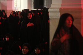 عکس | عزاداری زائران حرم بانوی کرامت در سوگ امام هشتم