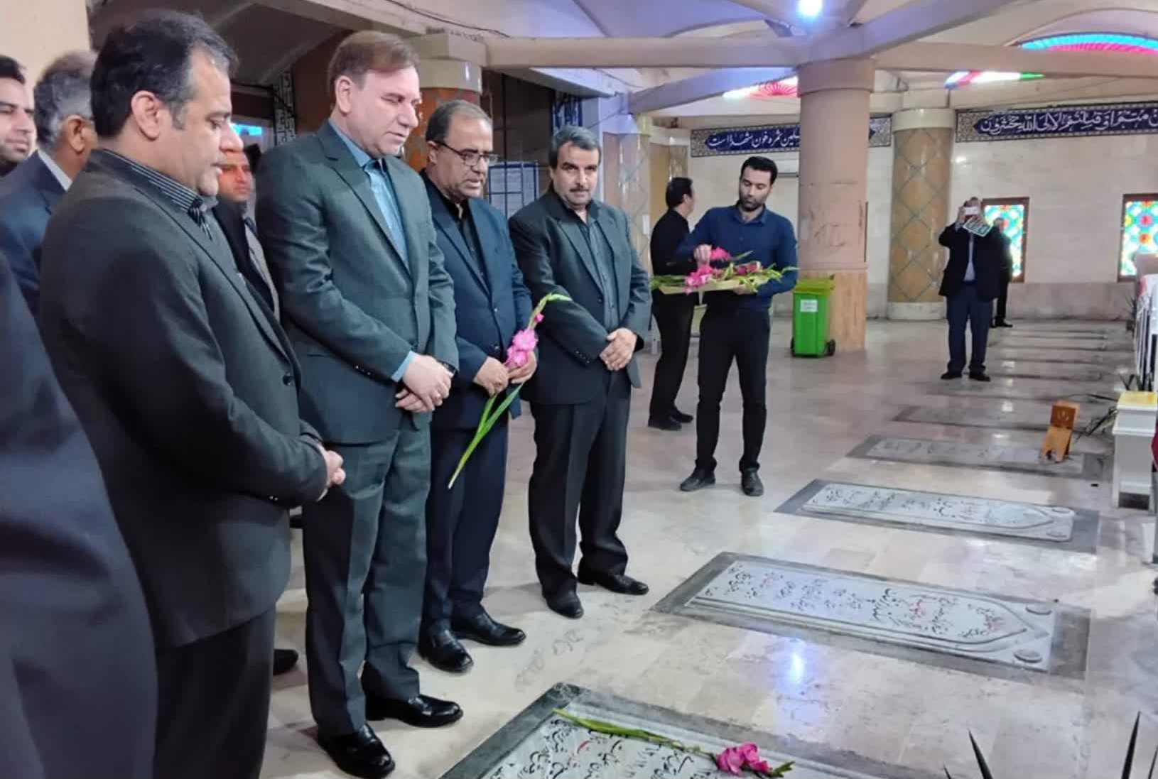 آیین غبارروبی گلزار شهدای فردوس بوشهر + عکس