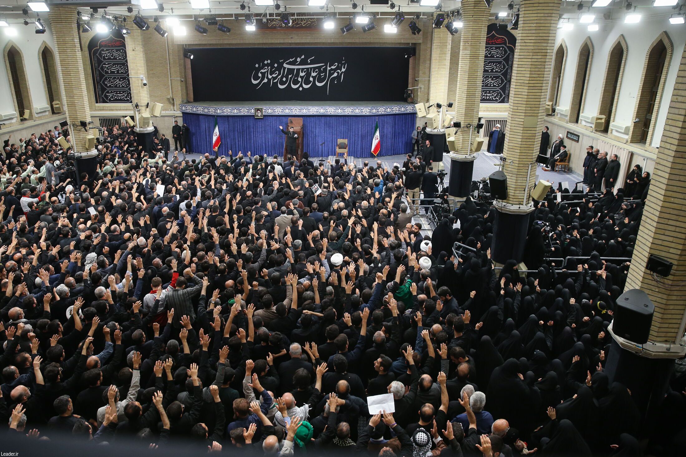 رهبر معظم انقلاب در مراسم عزاداری شهادت امام رضا(ع) رهبر معظم انقلاب در مراسم عزاداری شهادت امام رضا(ع)