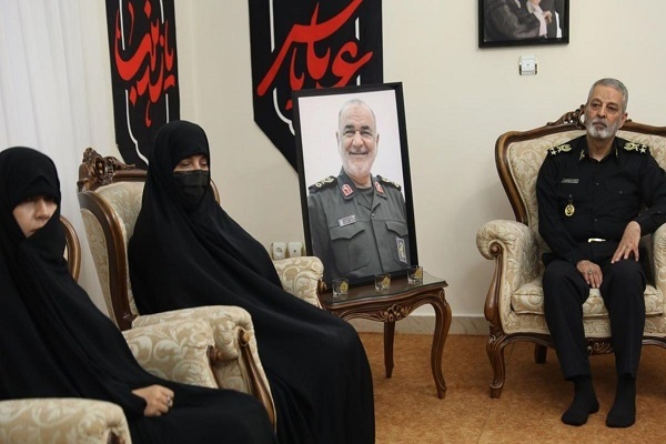 دیدار سرلشکر موسوی با خانواده فرماندهان شهید جنگ تحمیلی ۱۲ روزه دیدار سرلشکر موسوی با خانواده فرماندهان شهید جنگ تحمیلی ۱۲ روزه