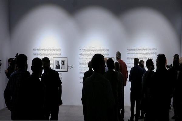 نمایشگاه «سبز و سپید و سرخ» بیانیهای نمادین از هویت ایرانی ـ اسلامی شد نمایشگاه «سبز و سپید و سرخ» بیانیهای نمادین از هویت ایرانی ـ اسلامی شد