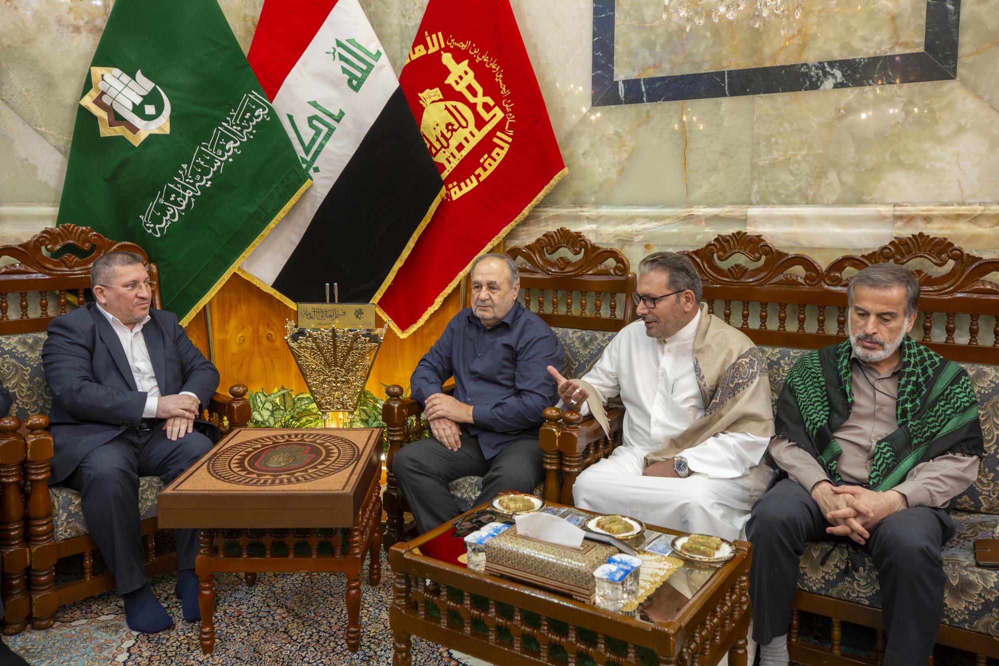 قرآن دستنویس نفیس هنرمندان ایرانی به آستان حضرت عباس(ع) تقدیم شد قرآن دستنویس نفیس هنرمندان ایرانی به آستان حضرت عباس(ع) تقدیم شد