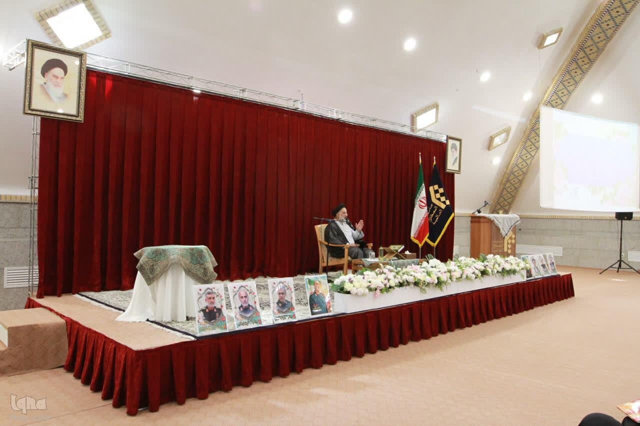 آیین آغاز سال جدید تحصیلی مجتمع عالی بنت الهدی برگزار شد/تقدیر از ممتازان