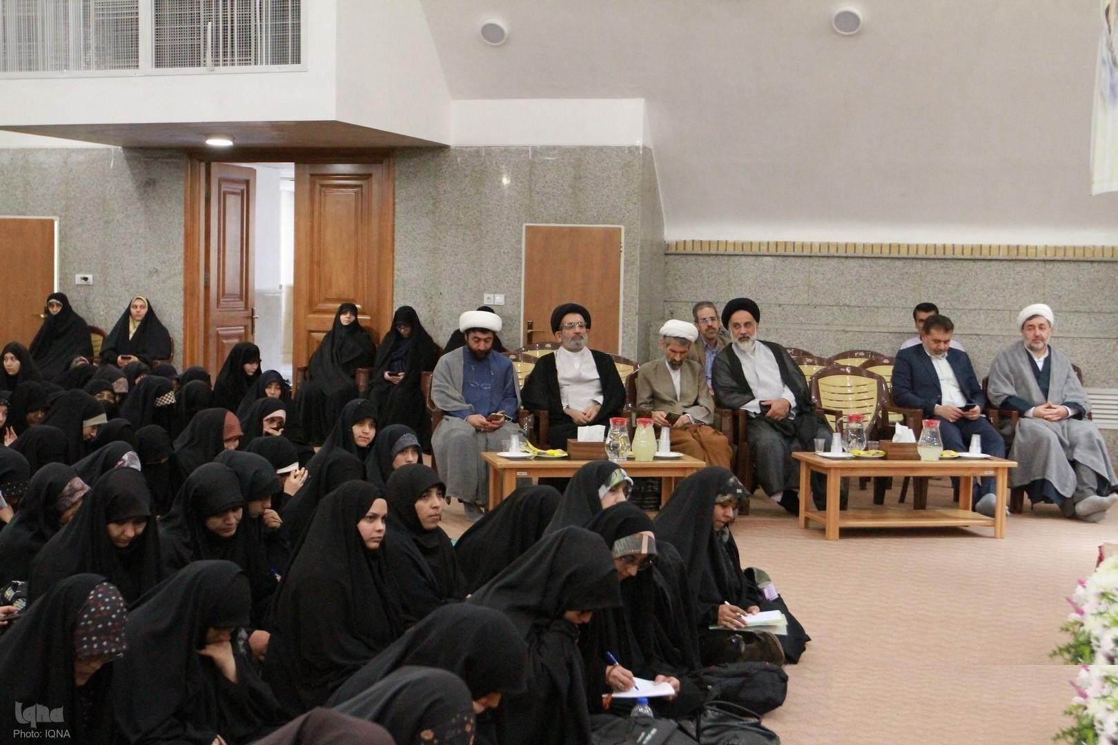 آیین آغاز سال جدید تحصیلی مجتمع عالی بنت الهدی برگزار شد/تقدیر از ممتازان