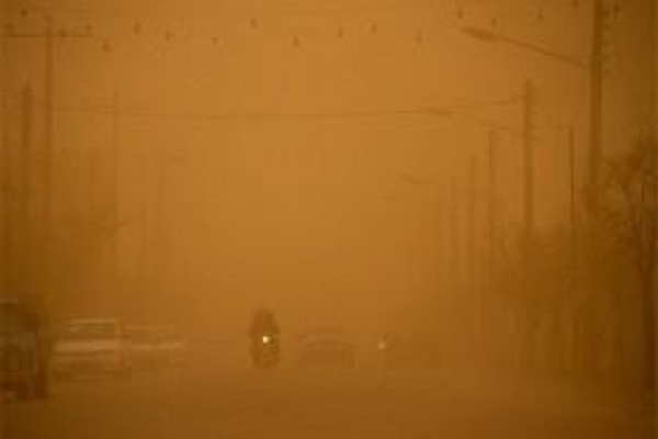 طوفان همه ادارات و مدارس سیستان را به تعطیلی کشاند