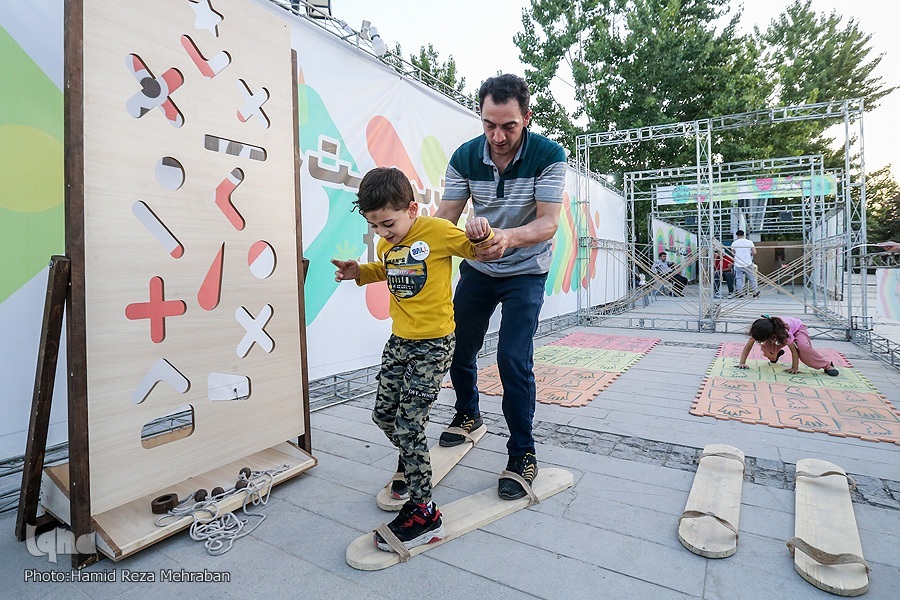 کودکی در گذر زمان؛ از کوچه‌های خاکی تا دنیای دیجیتال