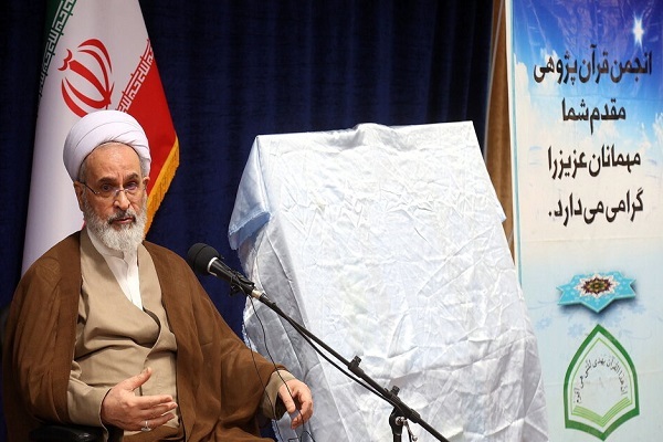 ارسال/ حوزه باید حداقل در 100 موضوع دینی منشور تولید کند