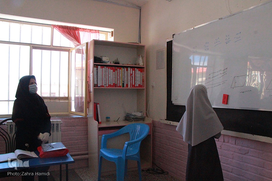 لزوم تغییر نقش معلم از انتقالدهنده دانش به تسهیلگر یادگیری لزوم تغییر نقش معلم از انتقالدهنده دانش به تسهیلگر یادگیری