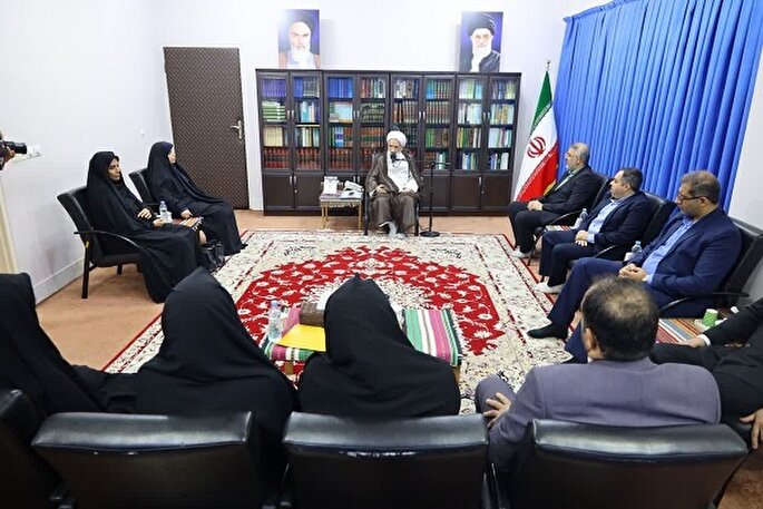 شهدا چراغ راه جامعه‌ و یاری‌گر انقلاب هستند