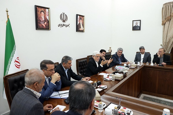 عارف در نشستی با جمعی از صاحبنظران امور عشایری کشور عارف در نشستی با جمعی از صاحبنظران امور عشایری کشور