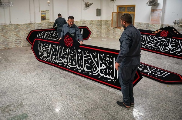 تهیه بنرهای ویژه ایام فاطمیه در کارگاه تطریز حرم امام علی (ع) + عکس