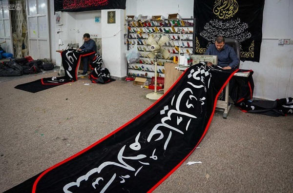 تهیه بنرهای ویژه ایام فاطمیه در کارگاه تطریز حرم امام علی (ع) + عکس