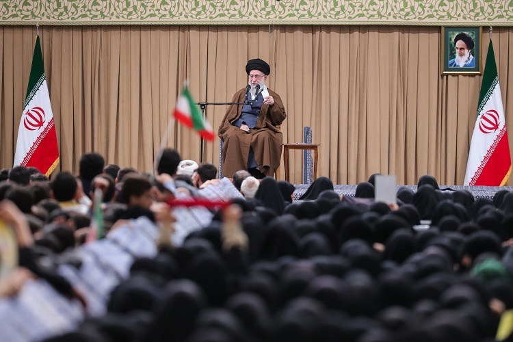 رهبر معظم انقلاب در دیدار هزاران نفر از دانشآموزان و دانشجویان رهبر معظم انقلاب در دیدار هزاران نفر از دانشآموزان و دانشجویان