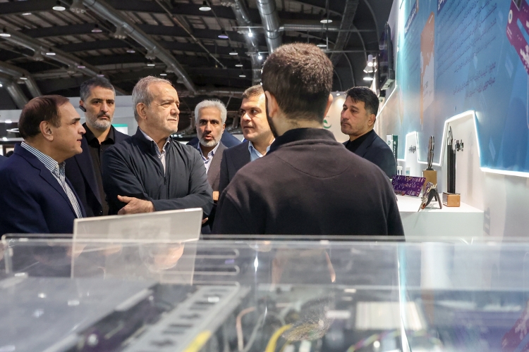 بازدید پزشکیان از نمایشگاه‌های فناوری نانو و فناوری‌های روزآمد
