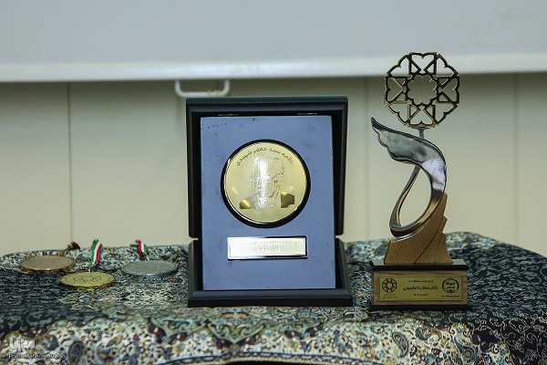 ارسالی//// کتاب و مطالعه شامن ارتقای شایستگیهای دانشجوی برتر است ارسالی//// کتاب و مطالعه شامن ارتقای شایستگیهای دانشجوی برتر است