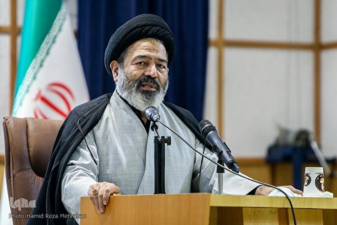 خادمان و روحانیون کاروان‌های حج جهادی عمل کنند