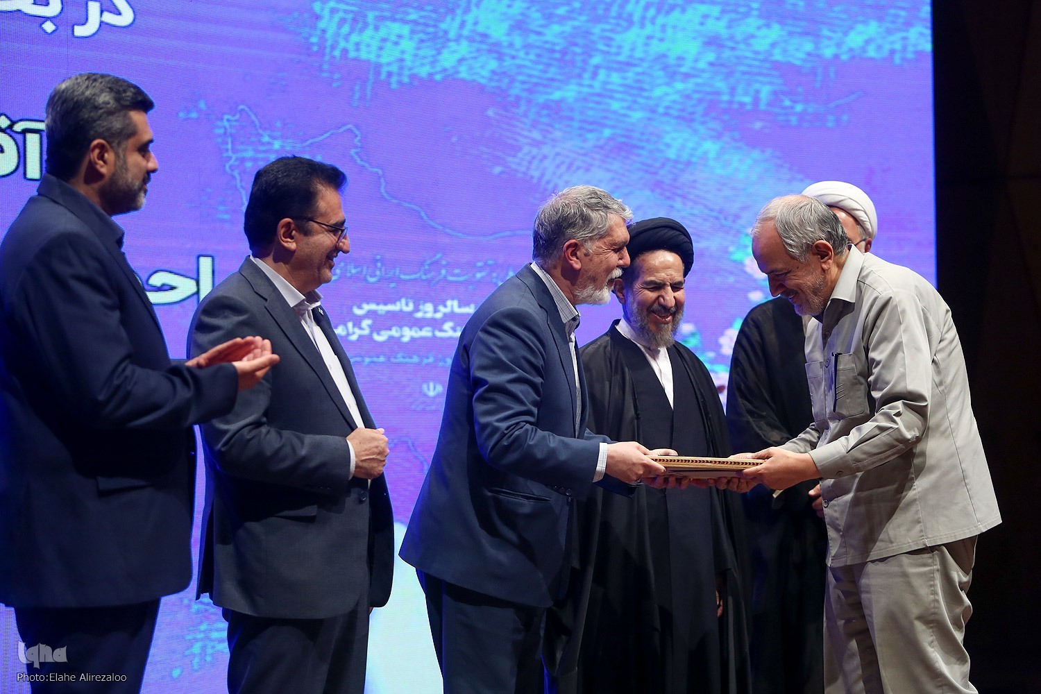 تقدیر از احمد مسجدجامعی و مرضیه وحیددستجردی به عنوان خادمان نمونه فرهنگ عمومی تقدیر از احمد مسجدجامعی و مرضیه وحیددستجردی به عنوان خادمان نمونه فرهنگ عمومی