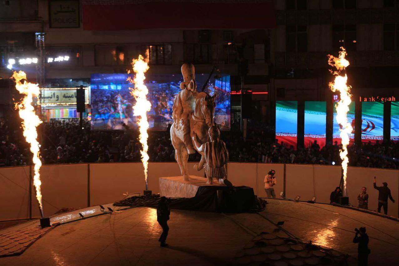 مجسمه «زانو زنندگان مقابل ایران» رونمایی شد مجسمه «زانو زنندگان مقابل ایران» رونمایی شد