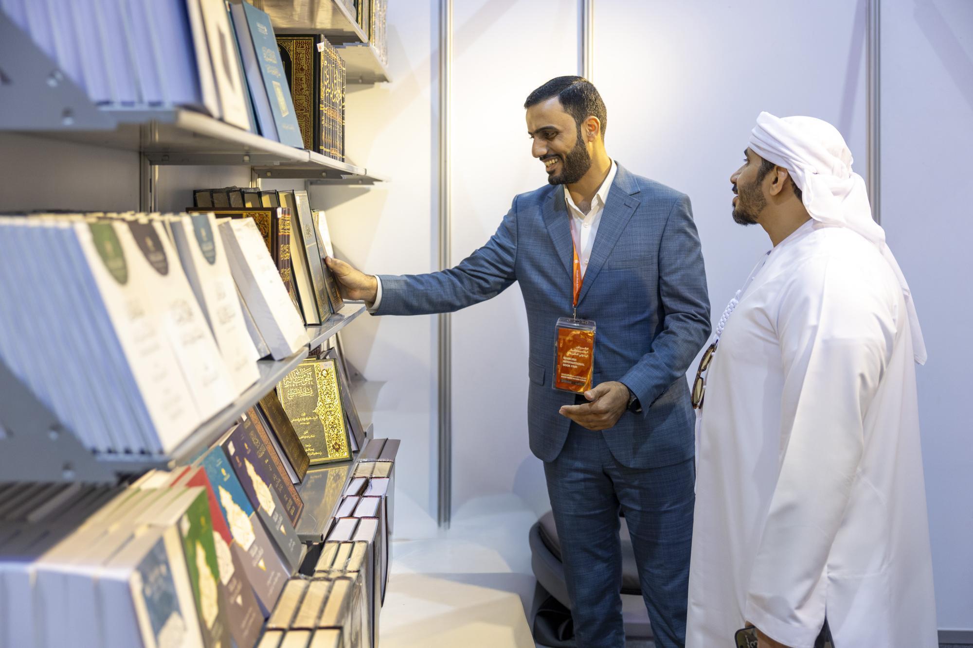 عرضه آثار قرآنی آستان مقدس عباسی در نمایشگاه بین‌المللی کتاب شارجه