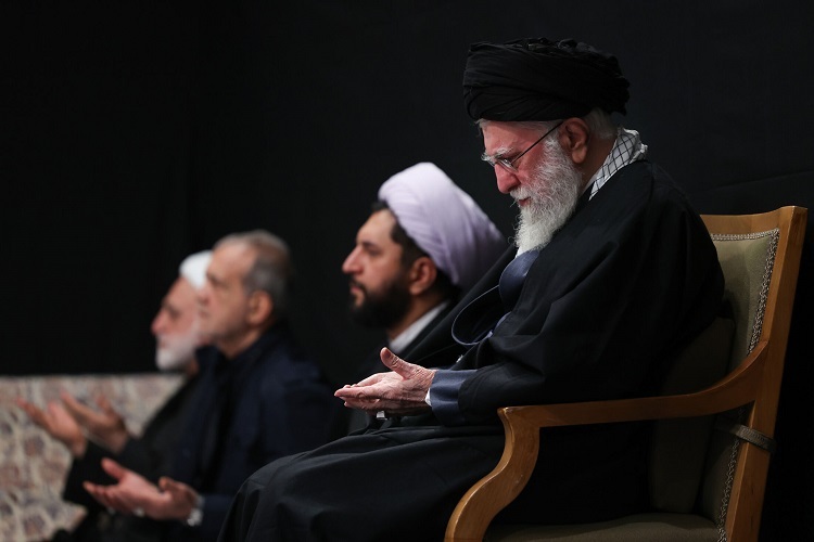 اولین شب مراسم عزاداری شهادت حضرت زهرا(س) با حضور رهبر معظم انقلاب اولین شب مراسم عزاداری شهادت حضرت زهرا(س) با حضور رهبر معظم انقلاب