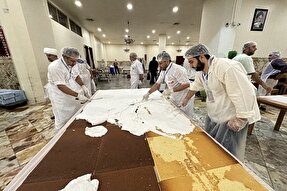 فیلم | توزیع کیک ولادت حضرت زینب(س) در حرم بانوی کرامت