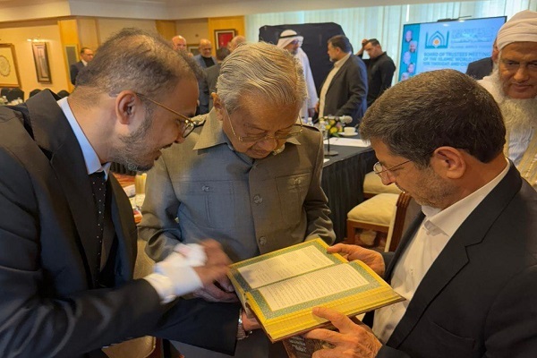 با مهاتیر؛ در یکصدسالگی او با مهاتیر؛ در یکصدسالگی او