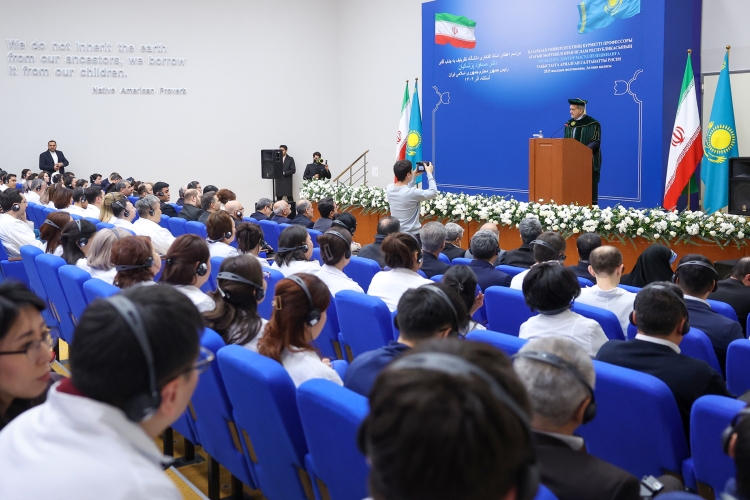 پزشکیان در مراسم دریافت دکترای افتخاری دانشگاه بینالمللی نظربایف پزشکیان در مراسم دریافت دکترای افتخاری دانشگاه بینالمللی نظربایف