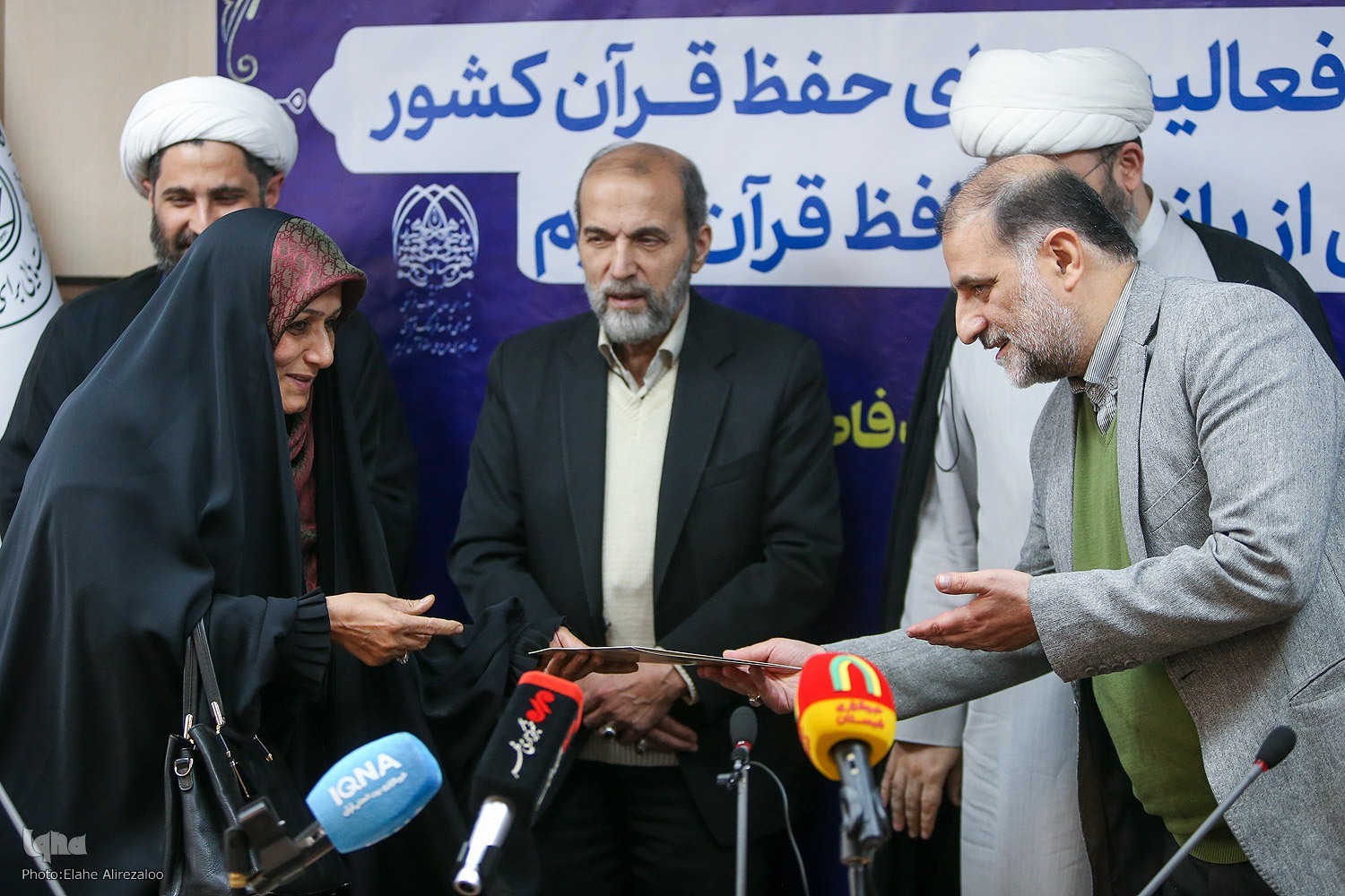 نشست هماندیشی فعالیتهای حفظ قرآن با حضور بانوان حافظ برگزار شد نشست هماندیشی فعالیتهای حفظ قرآن با حضور بانوان حافظ برگزار شد