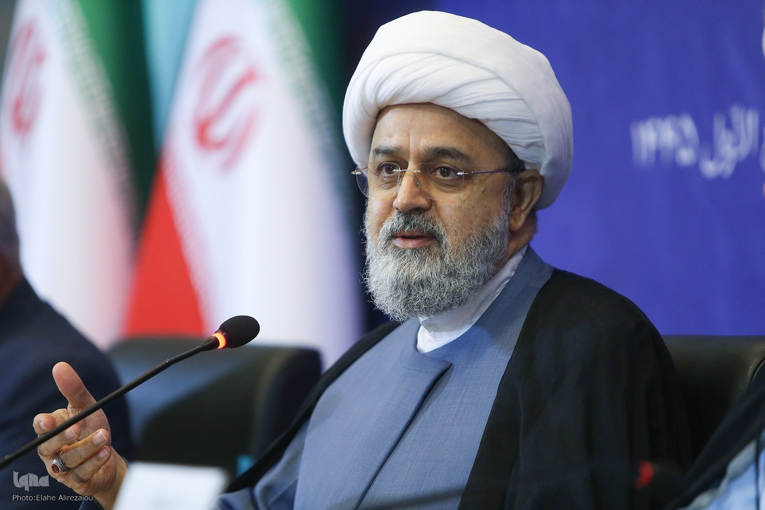 شیعهسازی و سنیسازی بازی در زمین دشمن است شیعهسازی و سنیسازی بازی در زمین دشمن است