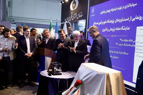 عارف در بازدید از نمایشگاه ایران ساخت