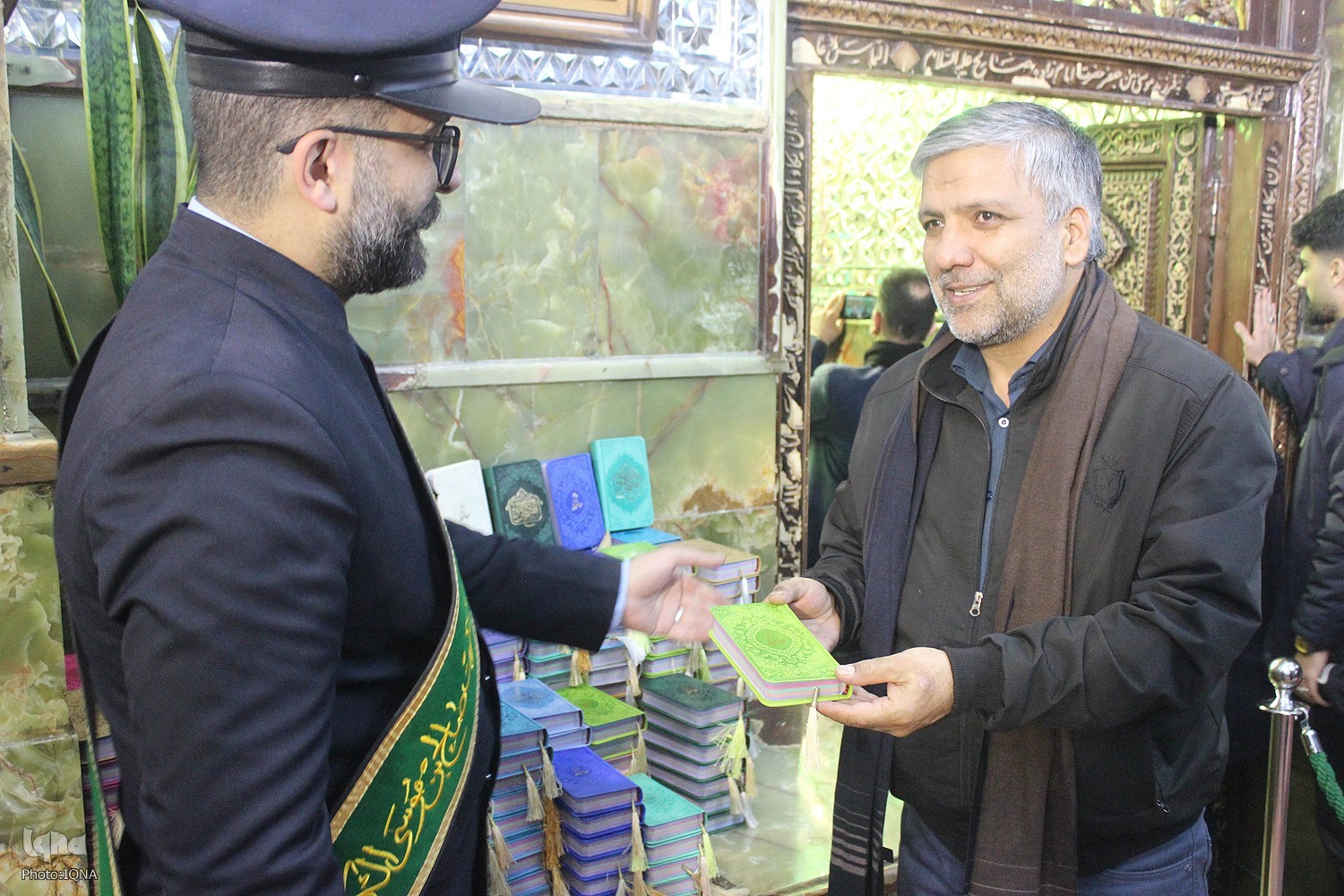 میزبانی از حاملان کلام‌الله در حریم فرزند امام کاظم(ع) + عکس و فیلم