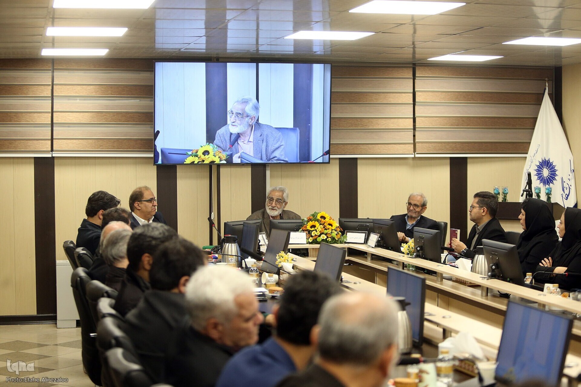 فلسفه ایرانی را از سایه یونان و ایدئولوژی بیرون بیاوریم فلسفه ایرانی را از سایه یونان و ایدئولوژی بیرون بیاوریم