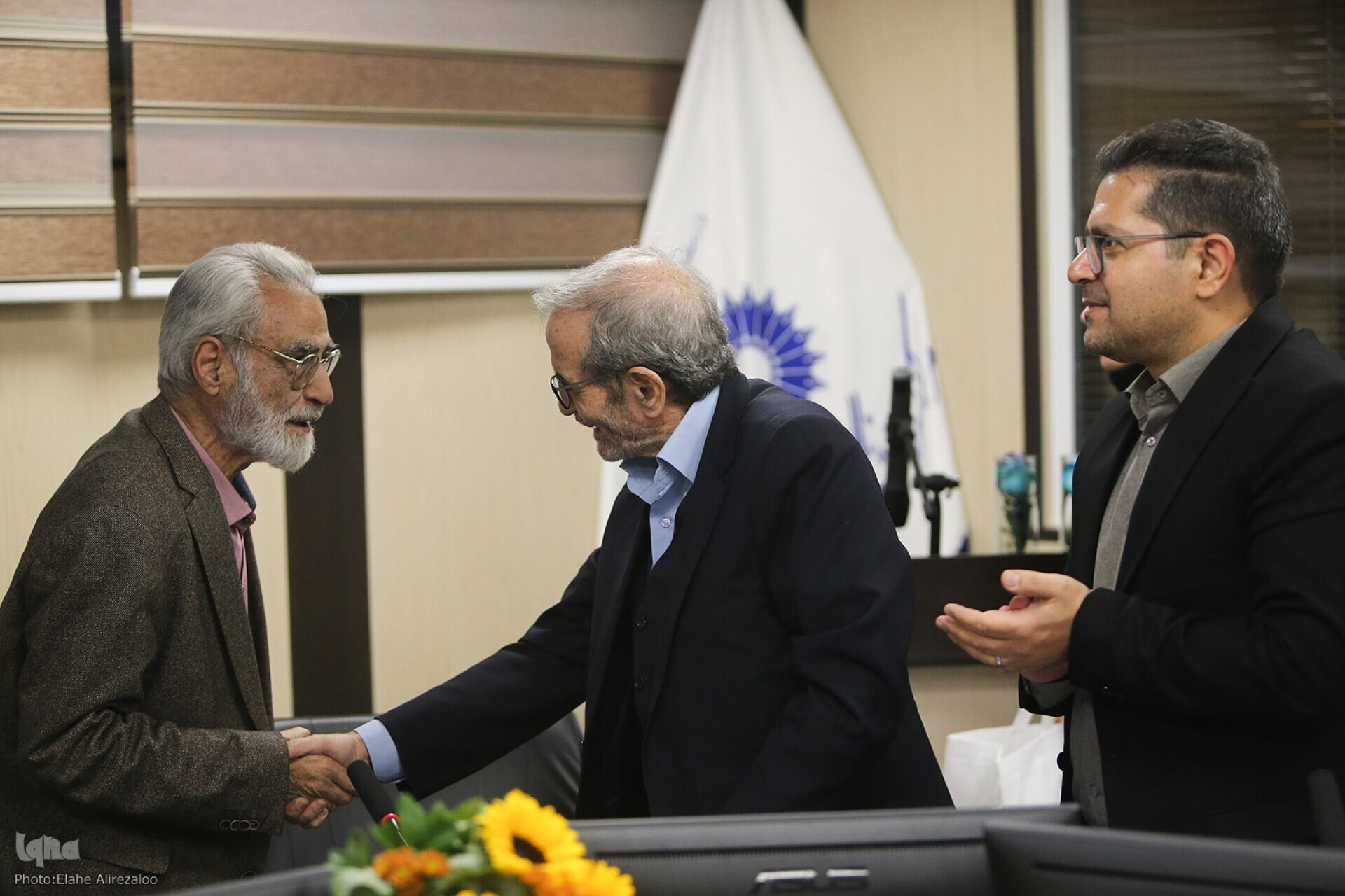 فلسفه ایرانی را از سایه یونان و ایدئولوژی بیرون بیاوریم فلسفه ایرانی را از سایه یونان و ایدئولوژی بیرون بیاوریم