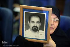 تجلیل از خانواده شهید قرآنی مدافع حرم در مسابقات قرآن