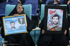 تجلیل از خانواده شهید قرآنی مدافع حرم در مسابقات قرآن