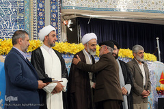 تجلیل از خانواده شهید قرآنی مدافع حرم در مسابقات قرآن