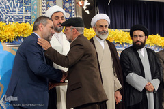 تجلیل از خانواده شهید قرآنی مدافع حرم در مسابقات قرآن