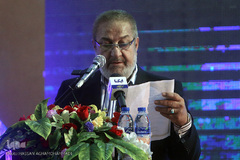 استاد علی اکبر حنیفی در حال قرائت بیانیه هیات داوران مسابقات