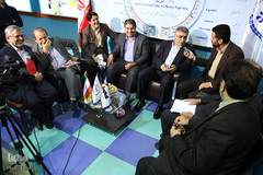 بازدید دکتر طیبی مدیر جهاد دانشگاهی از غرفه خبرگزاری ایکنا در نمایشگاه مطبوعات