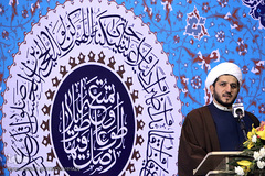  فرزند آیت الله جعفر سبحانی در حال قرائت پیام این مرجع تقلید به این دوره از مسابقات