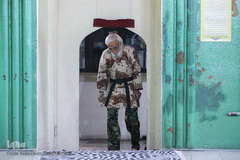 درب ورود به فضای تمرین هم همانند درب زورخانه های قدیم کوتاه تهبیه شده تا  همه افتادگی را بیاموزند