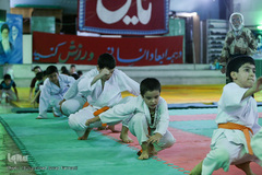 بچه ها در حال گرم کردن بدن