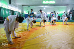 بچه ها در حال گرم کردن بدن