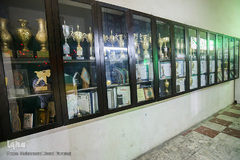 غرفه بزرگی از کاپ ها و لوح های سپاس حاج آقا 