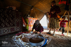 پخت نان به عهده ی زنان عشایر است 