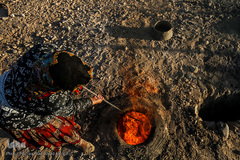 پخت نان به عهده ی زنان عشایر است،آماده سازی تنور برای پخت نان 